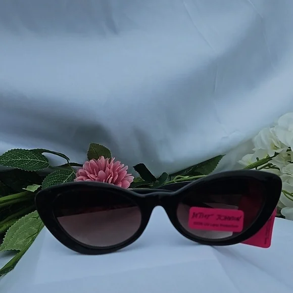 NWT BLACK BETSEY JOHNSON CAT EYE SUNGLASSES - Picture 1 of 4